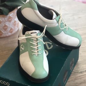 Super cute women spikeless Ecco golf shoes - size 40 EU / 8.5 US - Like New!